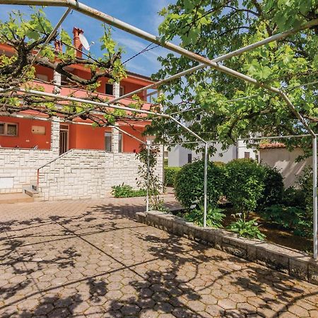 1 Bedroom Lovely Apartment In روفينج المظهر الخارجي الصورة