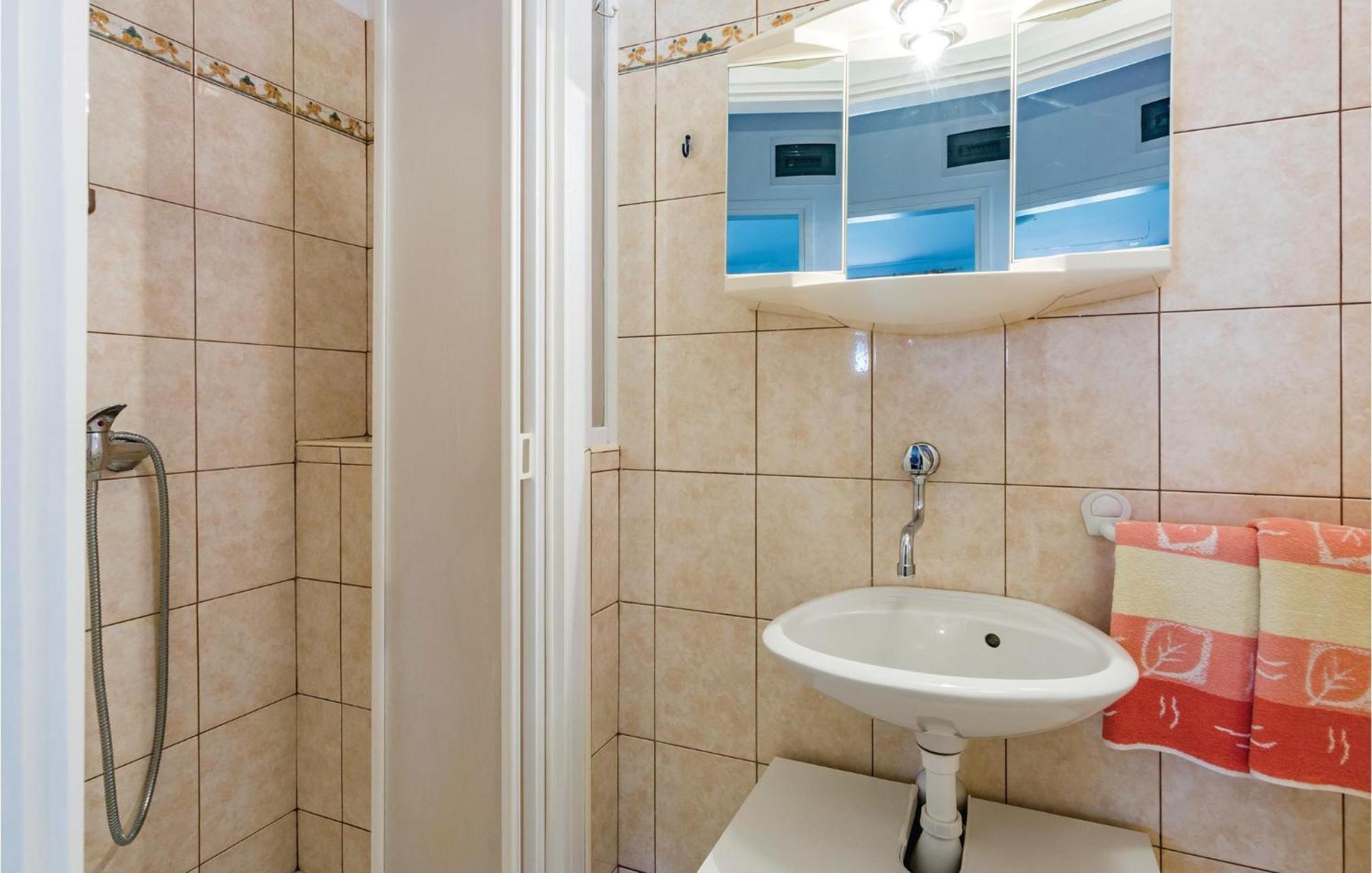 1 Bedroom Lovely Apartment In روفينج المظهر الخارجي الصورة
