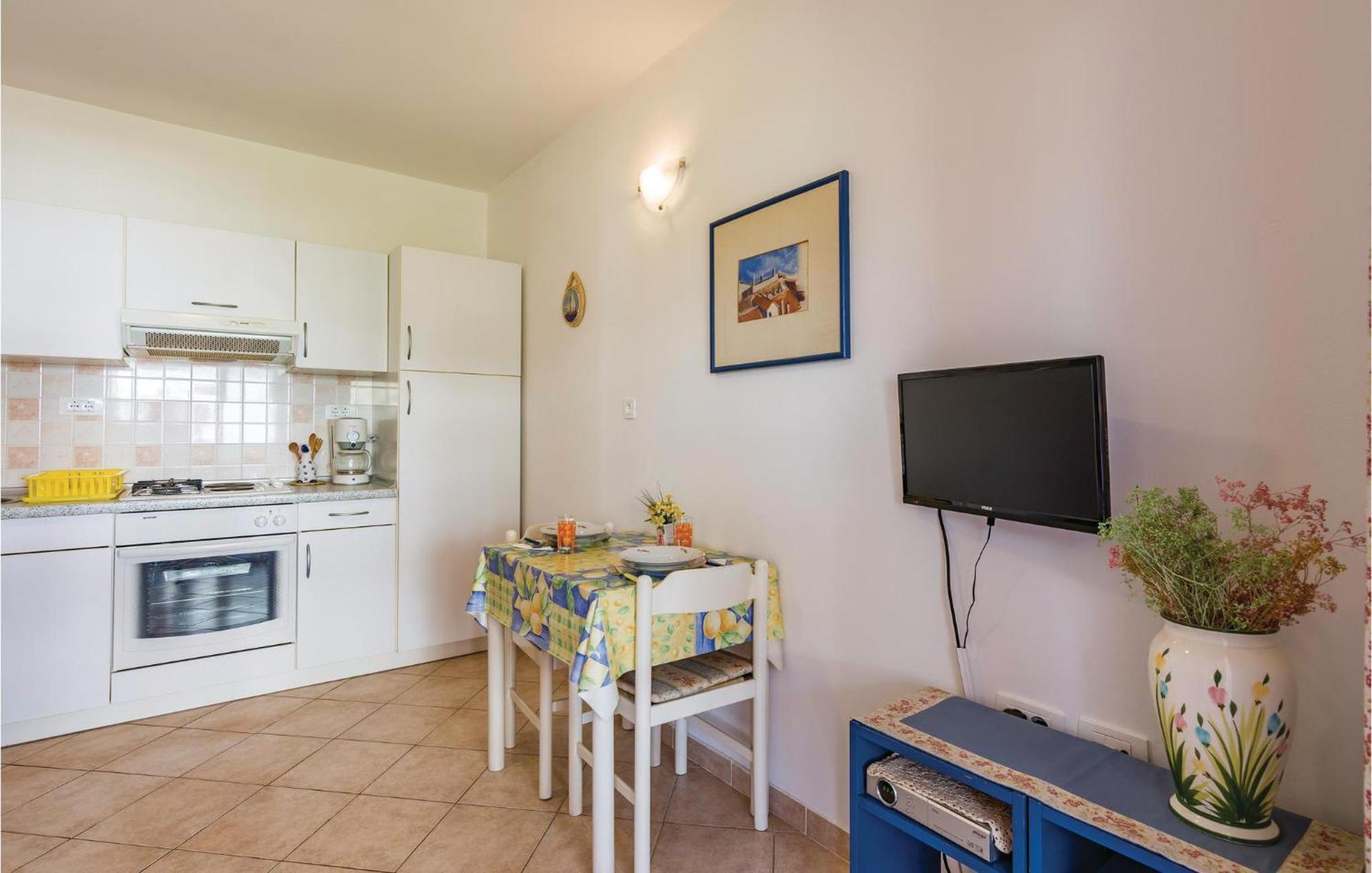 1 Bedroom Lovely Apartment In روفينج المظهر الخارجي الصورة